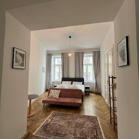 Centrally-Located Authentic Apartment Vienna Luaran gambar