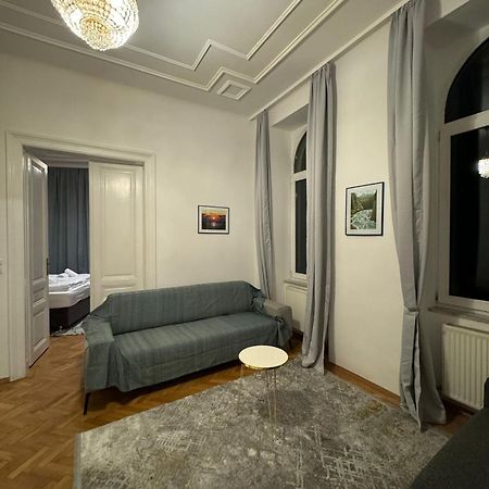 Centrally-Located Authentic Apartment Vienna Luaran gambar