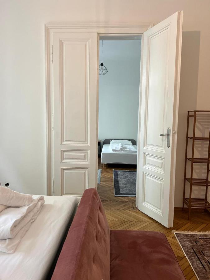 Centrally-Located Authentic Apartment Vienna Luaran gambar