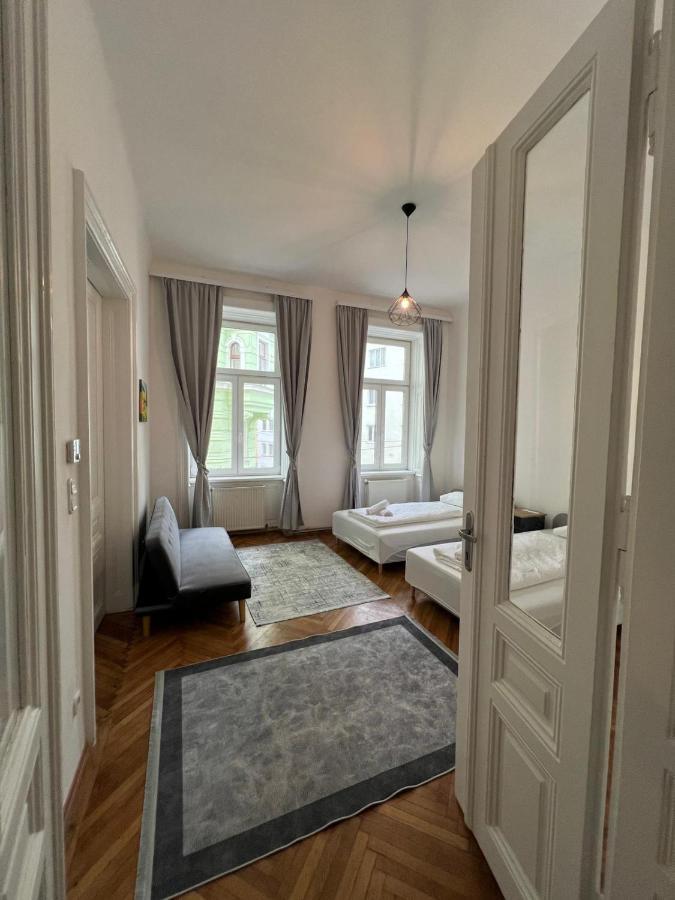 Centrally-Located Authentic Apartment Vienna Luaran gambar