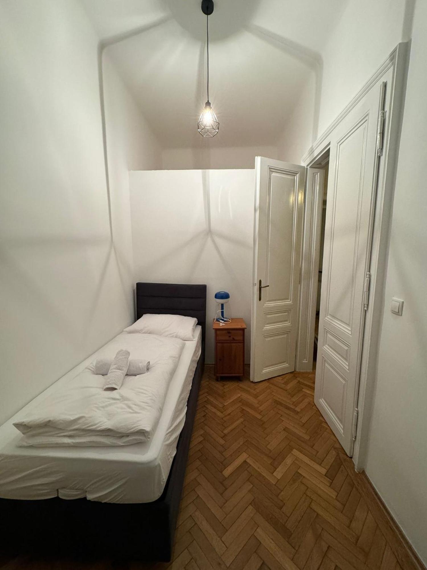 Centrally-Located Authentic Apartment Vienna Luaran gambar