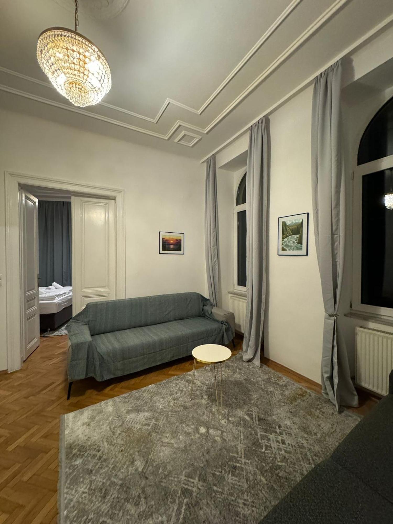 Centrally-Located Authentic Apartment Vienna Luaran gambar