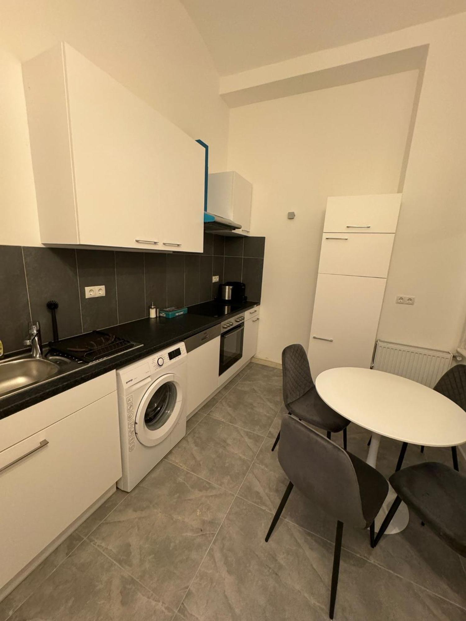 Centrally-Located Authentic Apartment Vienna Luaran gambar