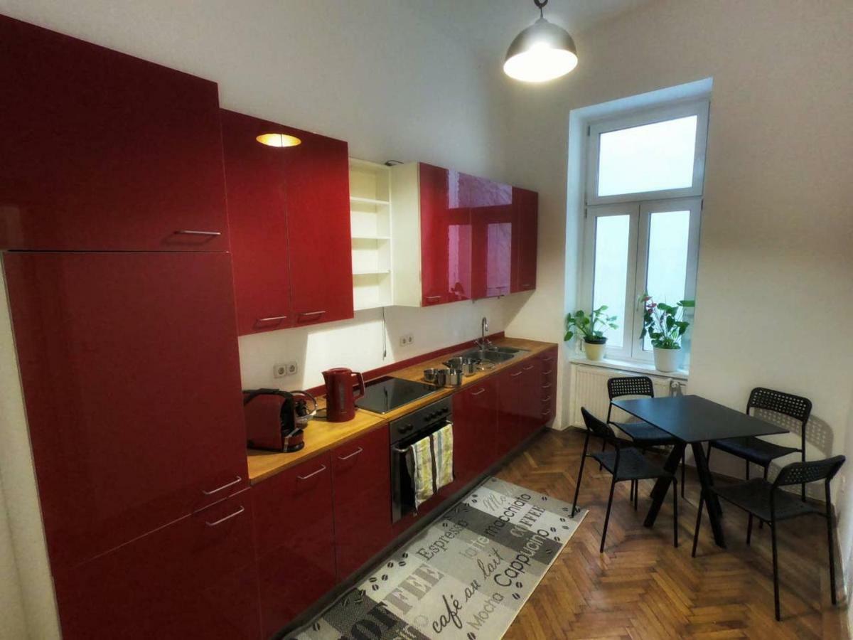 Centrally-Located Authentic Apartment Vienna Luaran gambar