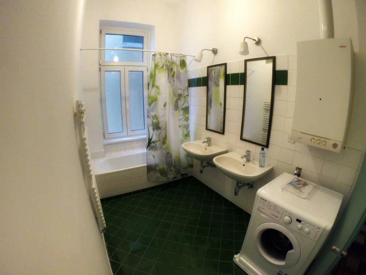 Centrally-Located Authentic Apartment Vienna Luaran gambar