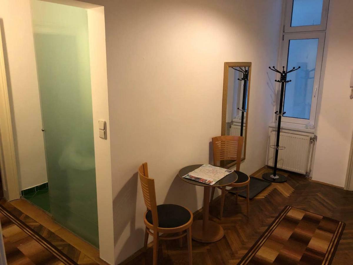 Centrally-Located Authentic Apartment Vienna Luaran gambar