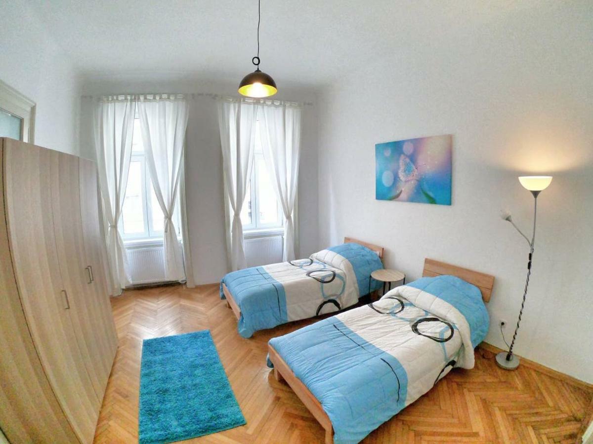 Centrally-Located Authentic Apartment Vienna Luaran gambar